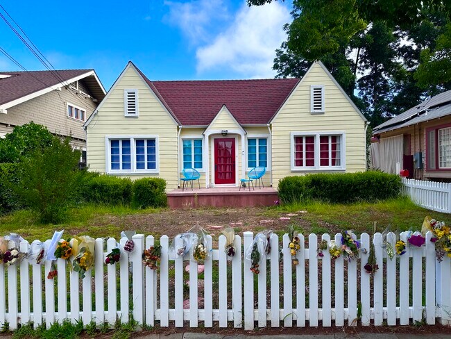 Primary Photo - 1848 Oxley St
