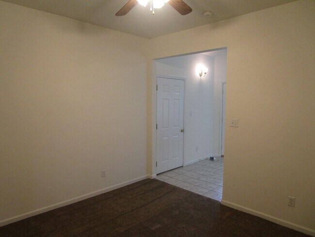 Building Photo - Huge 3 Bedroom, 2 Bath Town Home in SW Col...