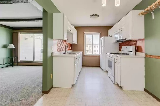 Kitchen - 10750 Rockford Rd