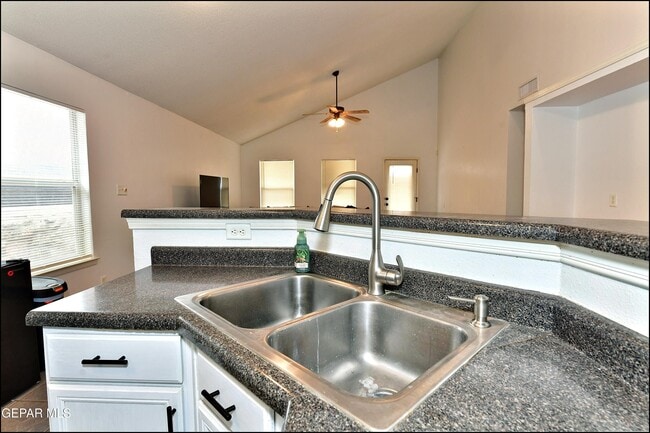Building Photo - 10937 Northview Dr