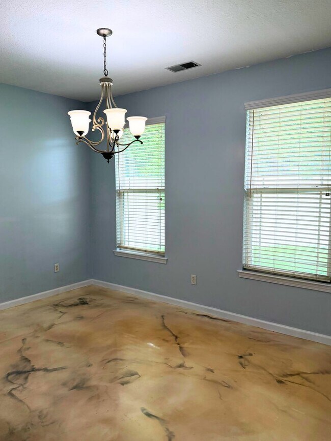 Building Photo - Woof and Meow Friendly! 4/3 with a fenced in yard!