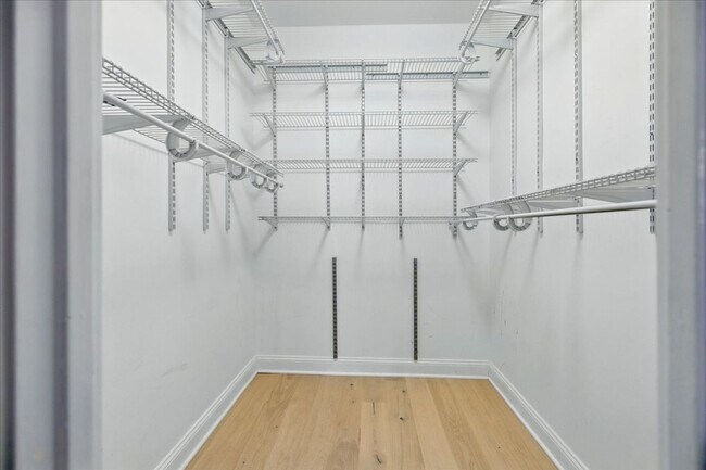 Building Photo - Spacious 1-bedroom, 1-bath condo