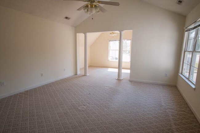 Building Photo - 4 bedroom/2.5 bathroom- Michaels Woods