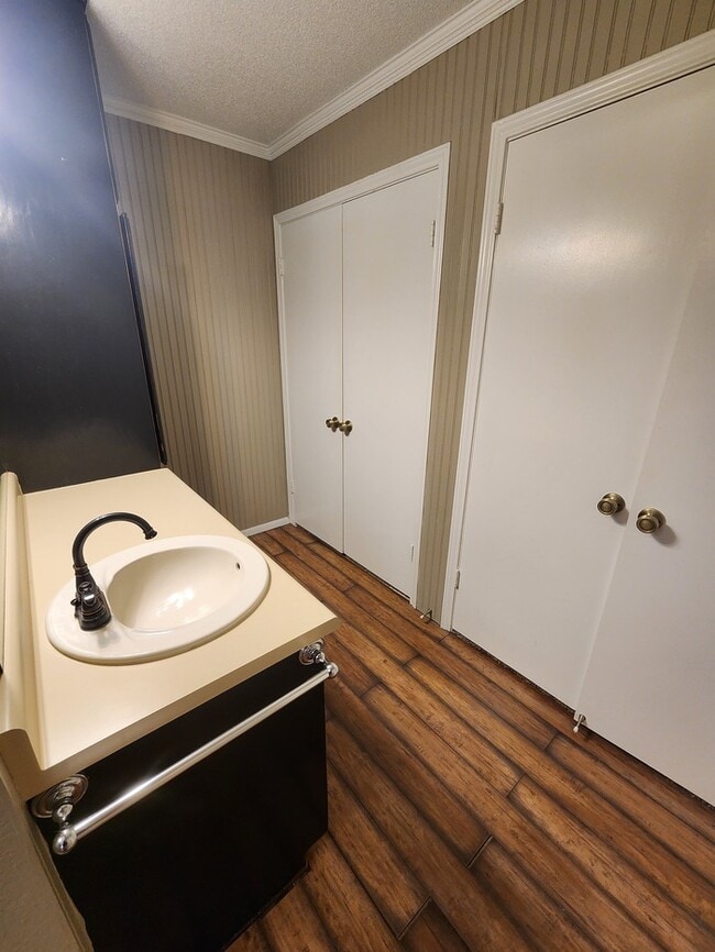 Building Photo - 3 bed 2 bath 2 car garage, move in ready!