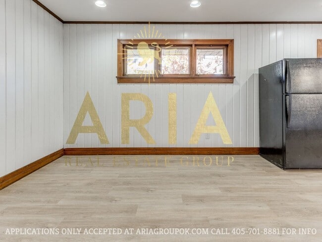 Building Photo - *COMING SOON!* UPDATED 3 BED/2 BATH DUPLEX...