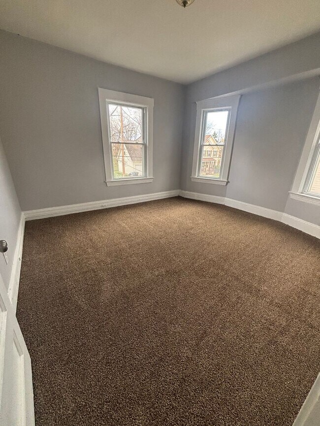 Building Photo - 4bd Single Section 8/Cash Pay