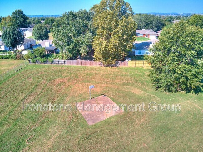 Building Photo - 12013 S Gum Ave