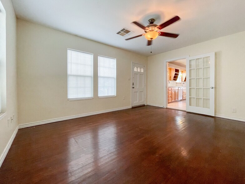 Building Photo - 1306 W 11th St