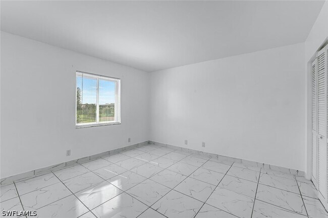 Building Photo - 1000 Manatee Rd