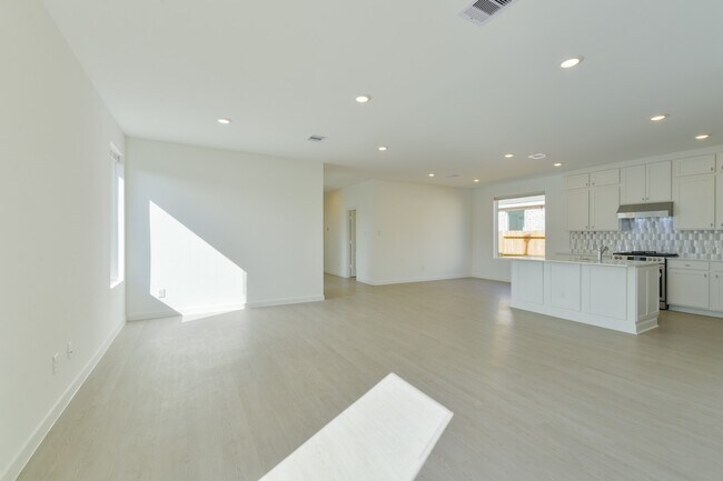 Building Photo - 5815 Linda Cv Ln