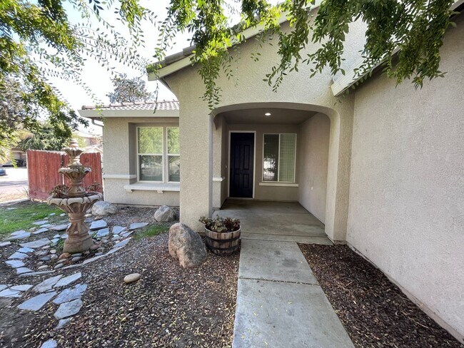 Building Photo - NW Visalia Home Rent Ready! !