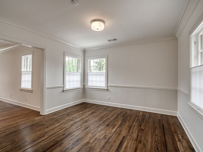 Building Photo - Luxury Living in the Heart of Tulsa