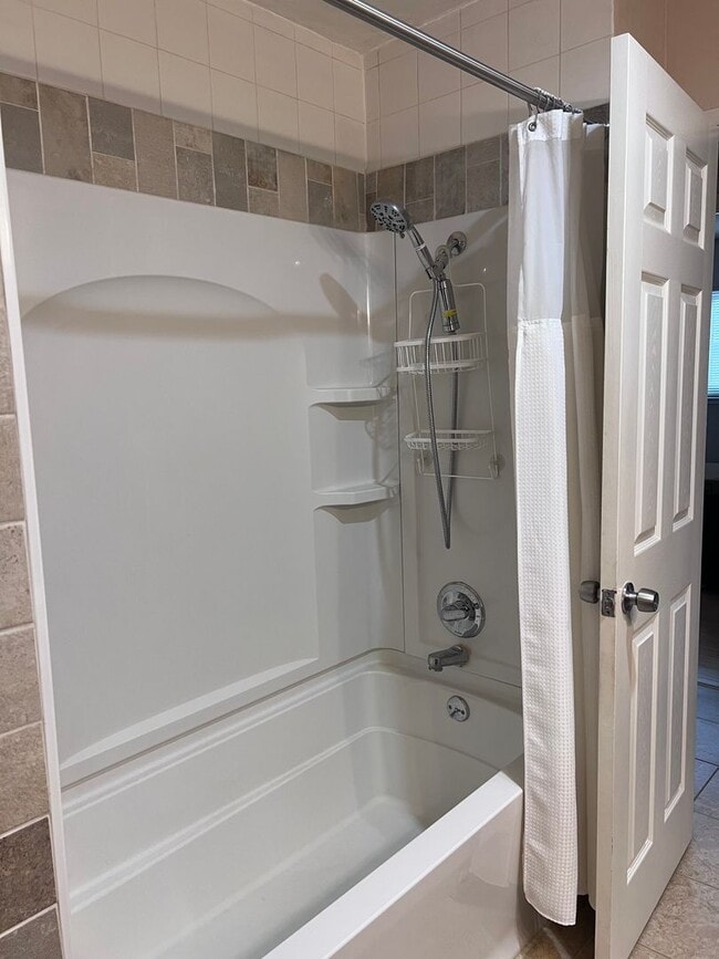 Building Photo - Remodeled 2 bedroom Condominium with enclo...