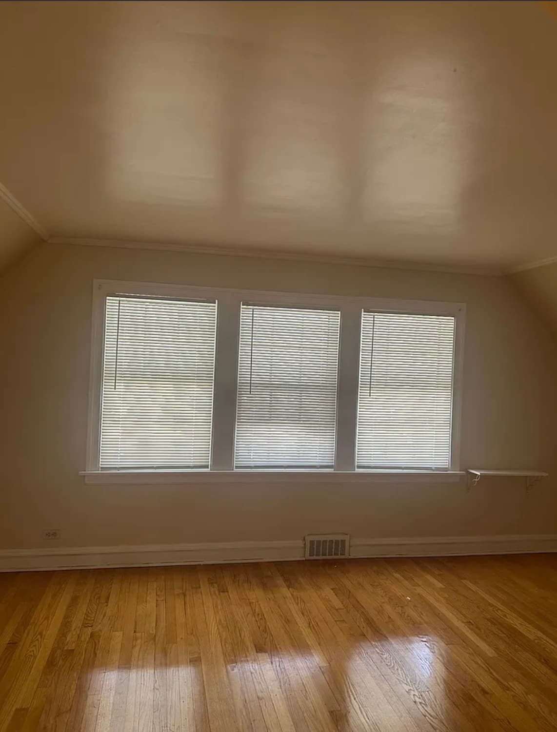 Building Photo - 10415 S Vernon Ave