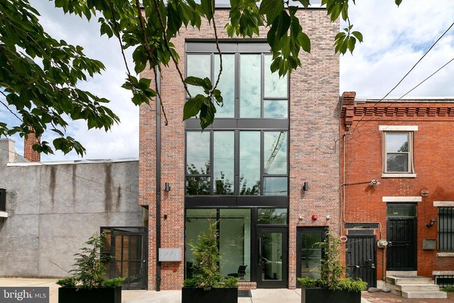 Building Photo - 555 N Lawrence St