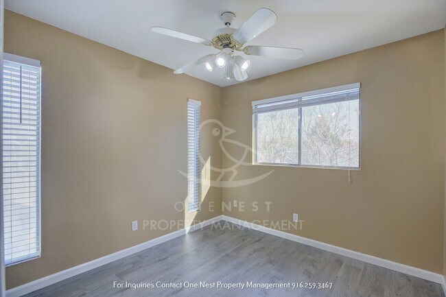 Building Photo - Heart of Roseville, 3 bedroom townhome wit...