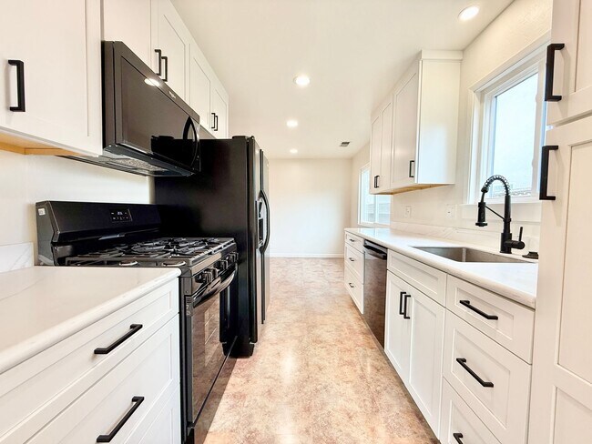 Building Photo - Renovated 3bed/2bath Linda Mar Rancher