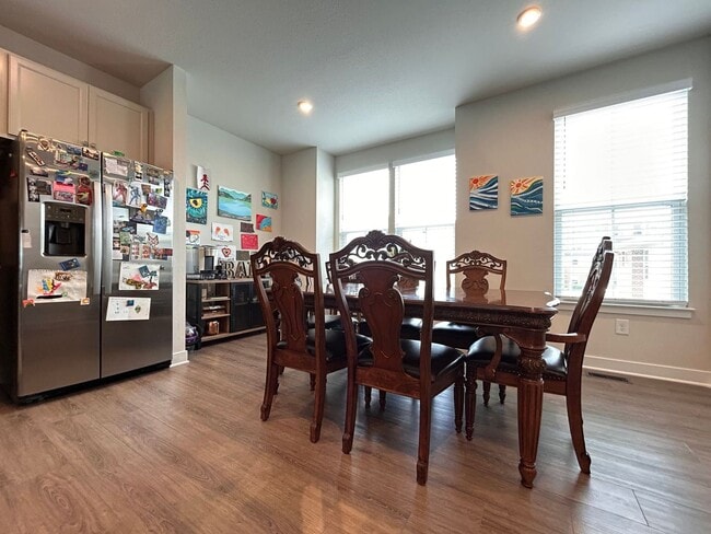 Building Photo - Spacious 4-Bedroom Townhome with Garage & ...