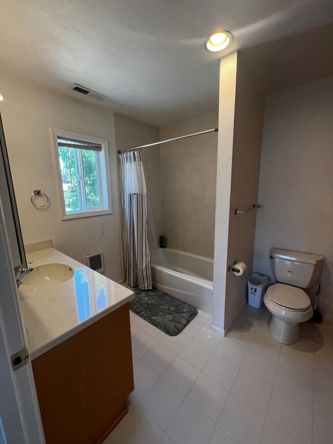 Building Photo - 4-Bedroom 3-Bathroom house with attached 1 bedroom apartment