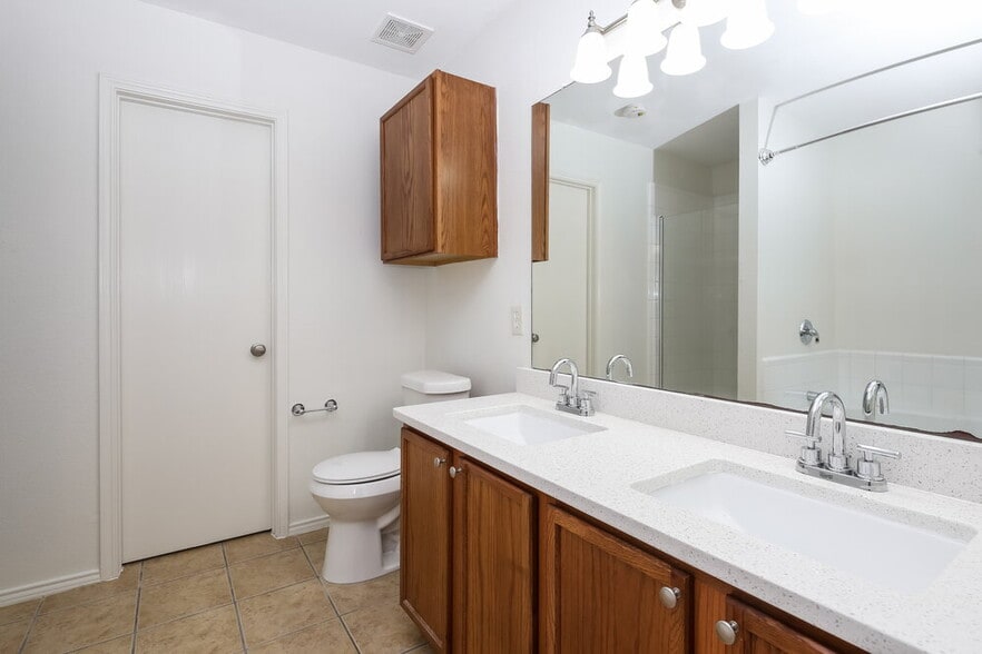 Building Photo - 2246 Midbury Dr