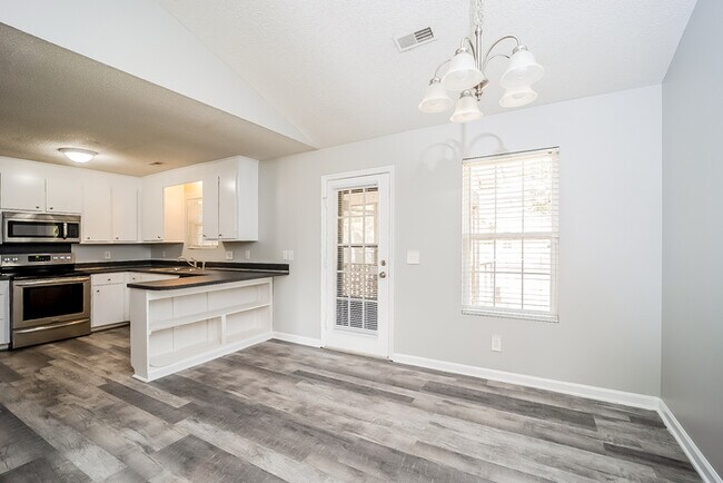 Building Photo - 102 Dartmouth Ct