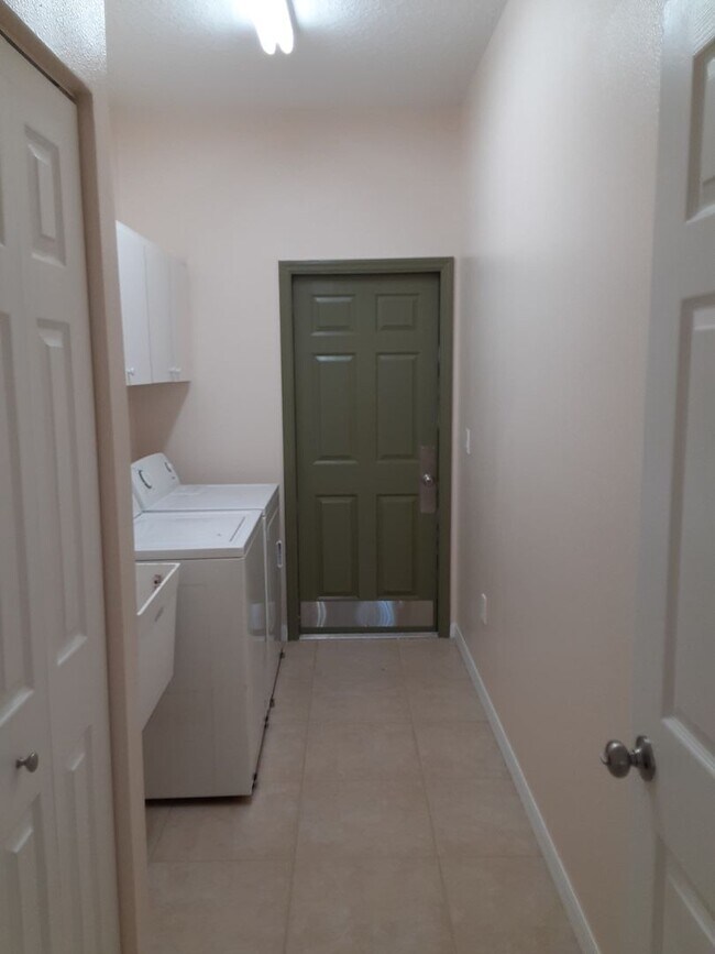 Building Photo - Move In Special