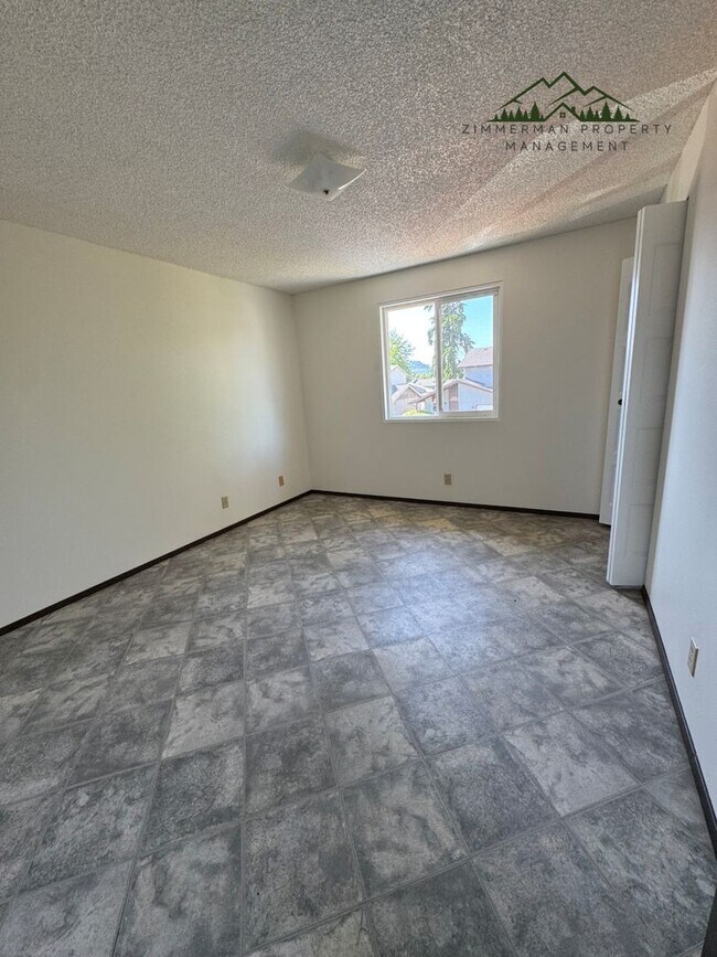 Building Photo - 2 Bedroom 1 Bath Duplex in Springfield