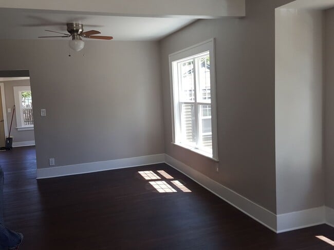 Building Photo - 4 Bed, 1 Bath, Large fenced yard, Shop, En...