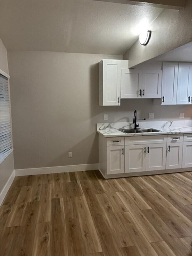 Building Photo - 331 E. Wakefield Ave.