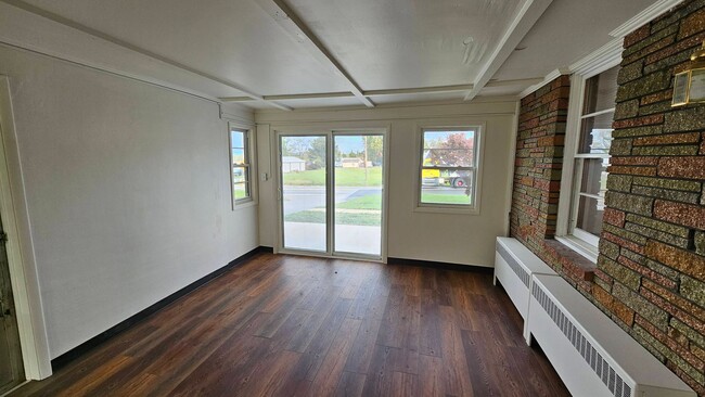 Building Photo - Large 3 Bedroom on Two Acres!