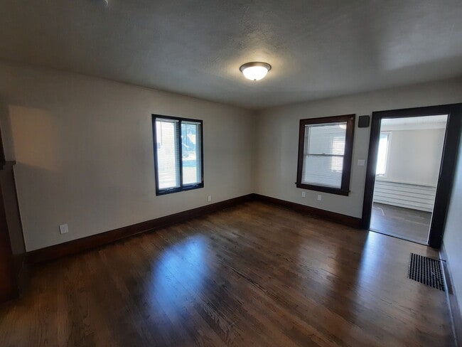 Building Photo - 2 Bedroom, 1 Bathroom home with large garage