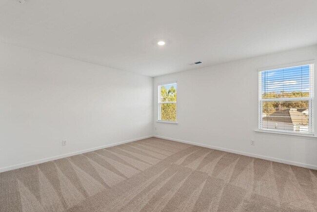 Building Photo - Victoria Heights - 5 bedroom -For Rent $2350