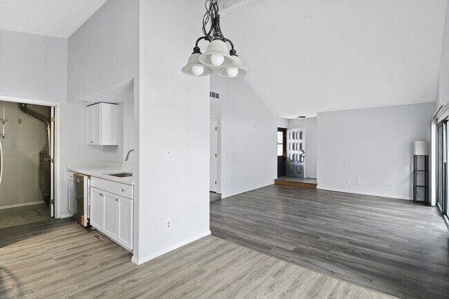 Building Photo - 2302A Melrose Dr