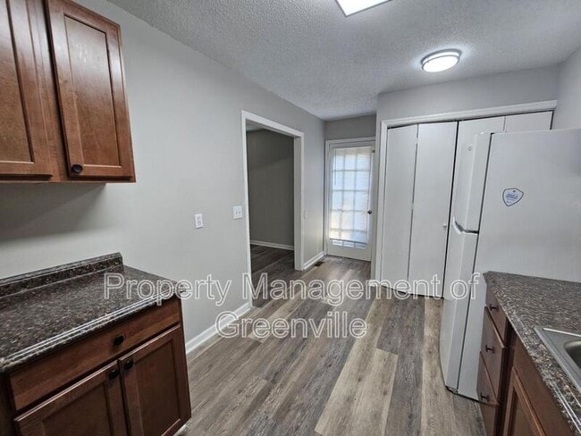 Building Photo - 355 Woodview Ave