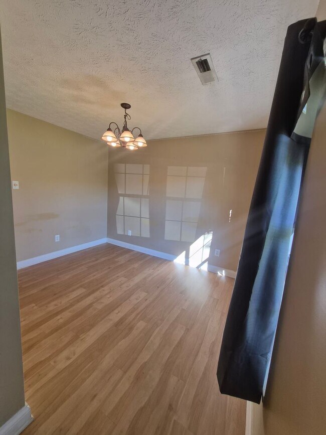 Building Photo - West Knoxville 37934 - 3 bedroom, 2.5 bath with a sunroom and 1-car garage - Call Lisa Vineyard 8...