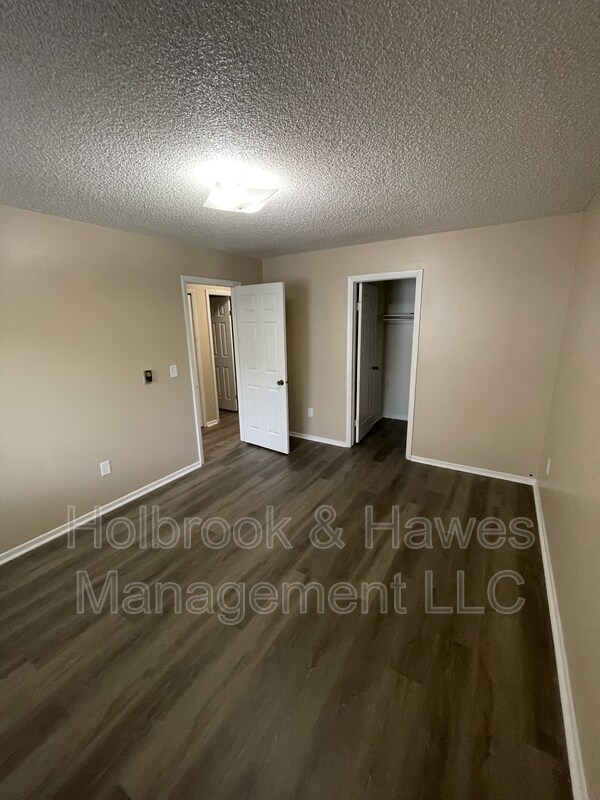 Building Photo - 1209 W Plum St