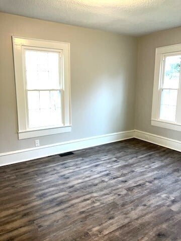 Building Photo - Beautiful House!