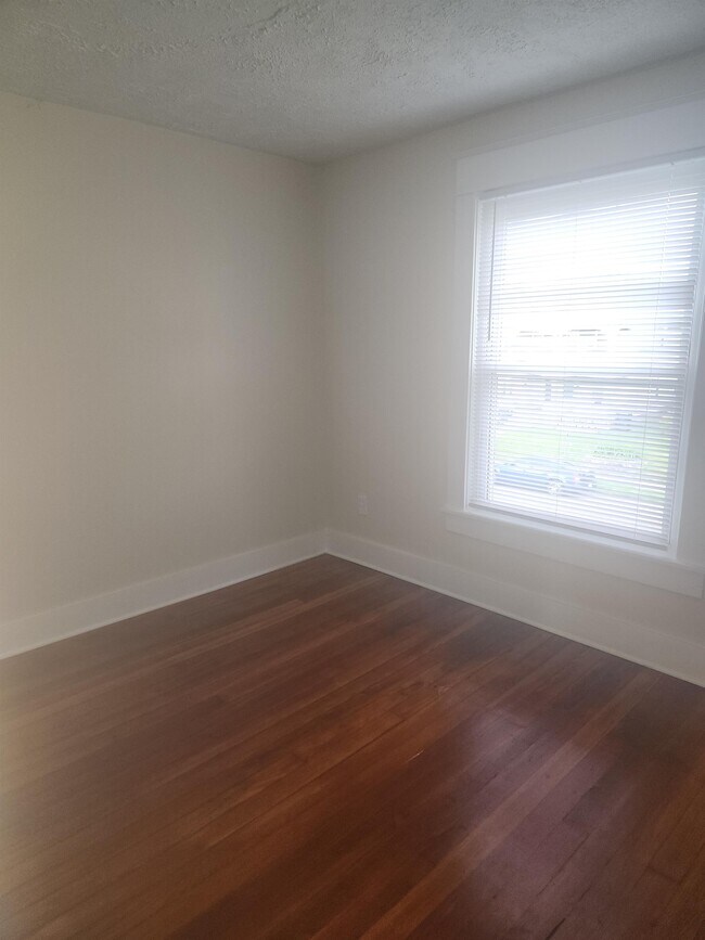 Building Photo - 526 Clarendon Ave NW