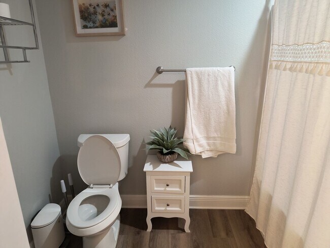 Building Photo - BEAUTIFUL 3 Bedroom Home UNFURNISHED