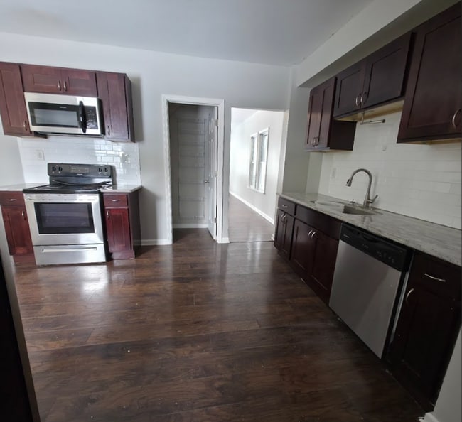 Building Photo - Single Family Home 3 beds 2 bath Available Now!