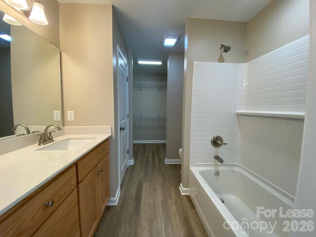 Building Photo - 1961 Glen Manor Ct