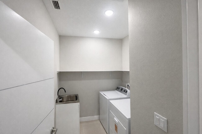 Building Photo - 2033 Greenbriar Ter