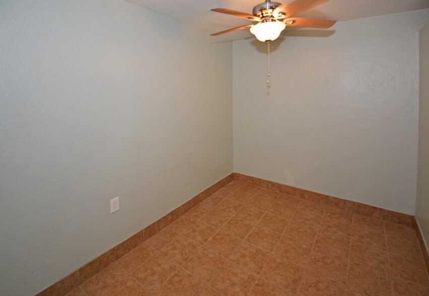 Building Photo - 5009 TANGERINE AVE S