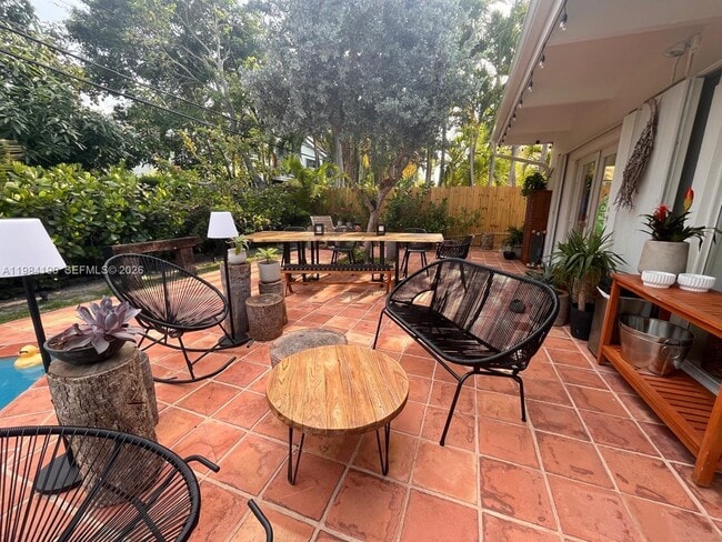 Building Photo - 240 Greenwood Dr