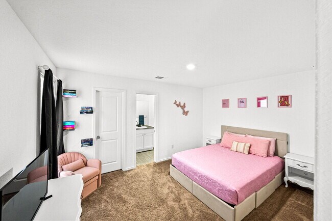Building Photo - Where Modern Style, Cozy Living, and Effortless Comfort Come Together Perfectly