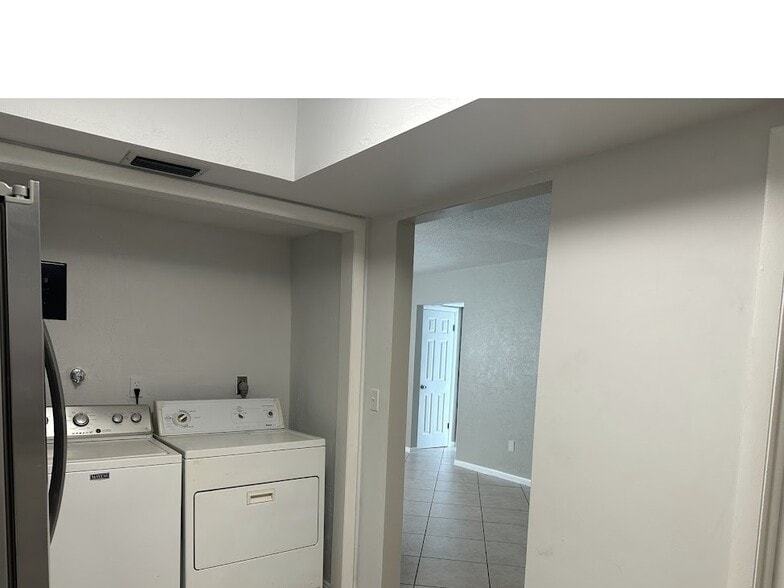 Building Photo - 3369 Barnsdale Dr