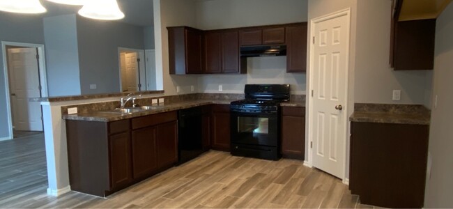 Building Photo - 10240 Hidden Village Dr