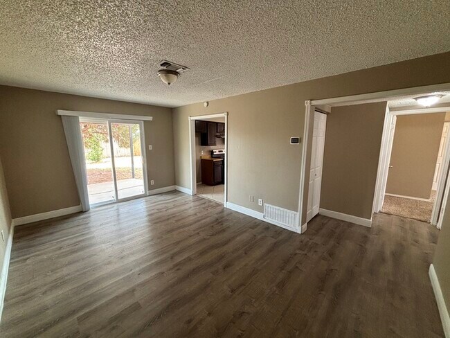 Building Photo - 3 bed 2 bath home