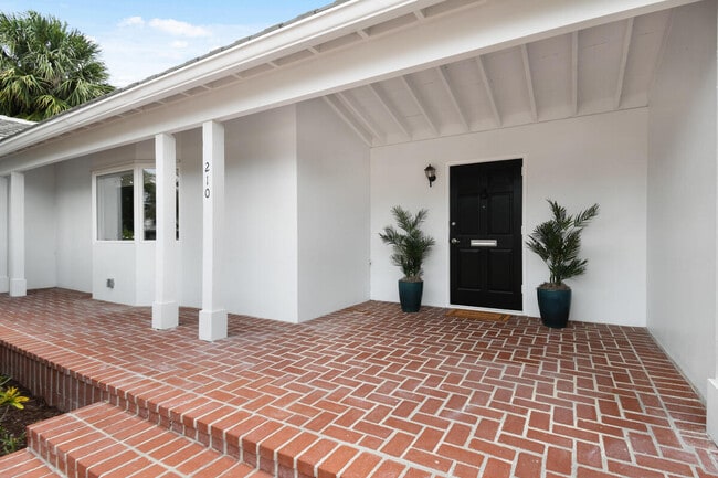 Building Photo - 210 Miramar Way