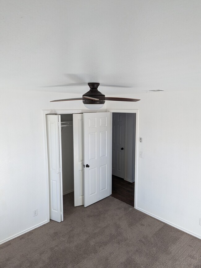 bed 3 - 107 W Mesquite St